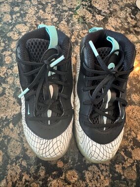 🔥5 for $10🏀Nike Kids Black Sneakers with Light Blue Accents